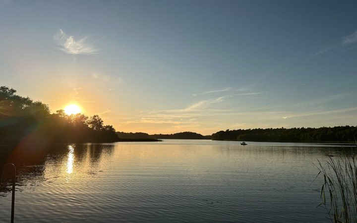 Sonnenuntergang über dem Schaalsee mit Schilf am Ufer